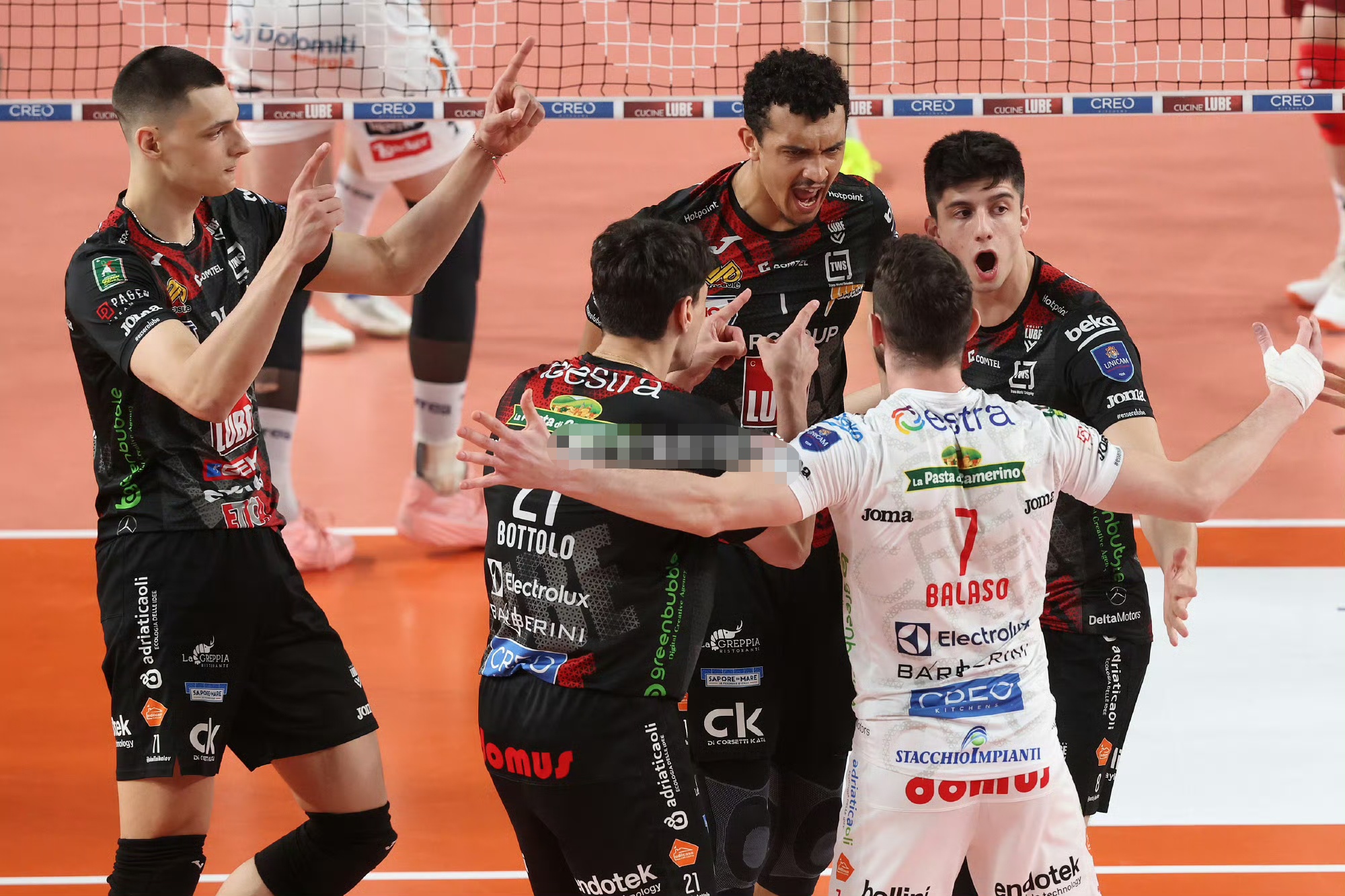 瓦伦西亚发布备战花絮，今晚主帅复盘，英超任务艰巨，资深球员宣示担当的简单介绍